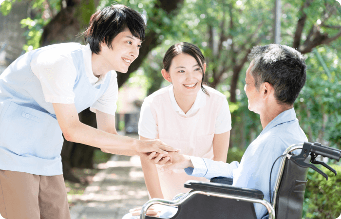 画像：地域の方と楽しく話すスタッフの様子